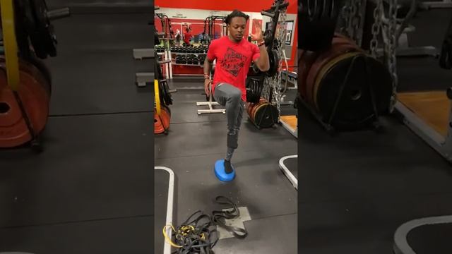 NFL Training Single Leg Sprinter Stand on Pad with Dee Virgin