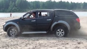 Mitsubishi L200. Езда по песку на штатной резине 245/70 R16.