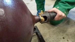 Закручивание метанового вентиля. Установка метанового гбо по субсидии.
