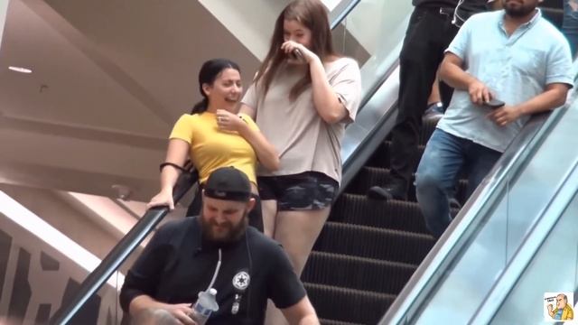 Пранк:Пукает с Подливом на Эскалаторе !!! смотреть онлайн