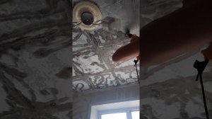 Как правильно убрать клей от потолочных плиток