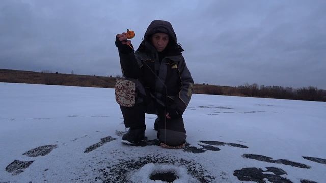 ПЕРВЫЙ ЛЁД 2022-23 | ловля ОКУНЯ на ОЗЕРЕ по ТОНКОМУ ЛЬДУ смотреть онлайн