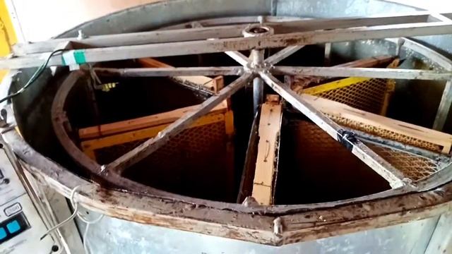 Моя медогонка не ломает рамки при откачке мёда. смотреть онлайн