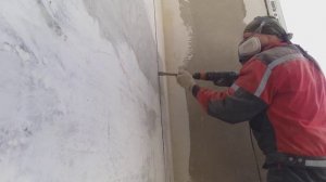Расчистка перфоратором прорезанной штробы в бетонной стене панельного дома