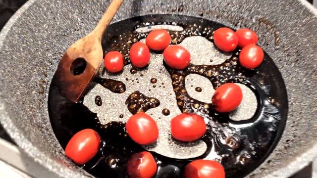 Свинина в бальзамическом соусе с помидорами черри и сыром пармезан // КУХНЯ ДЛЯ ВСЕХ смотреть онлайн