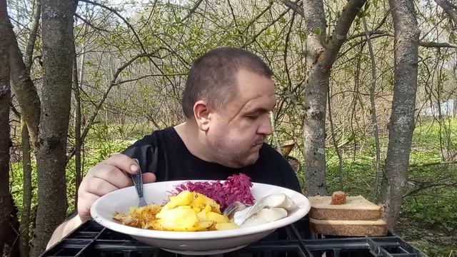 Обжор - жареная картошка с селедкой и свекольный салат