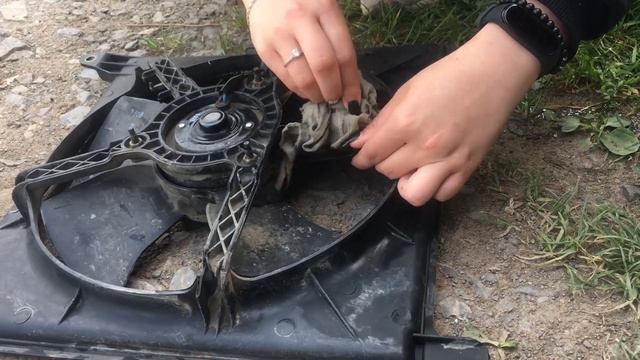 Меняем радиатор на автомобиле Daewoo Nexia вместе с девушкой смотреть онлайн