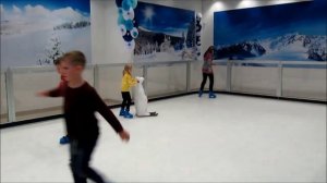 Детский каток  Катаемся на коньках