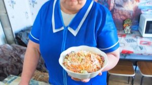 Мама приготовила два салата из корейской морковки с колбасой курицей и болгарским перцем