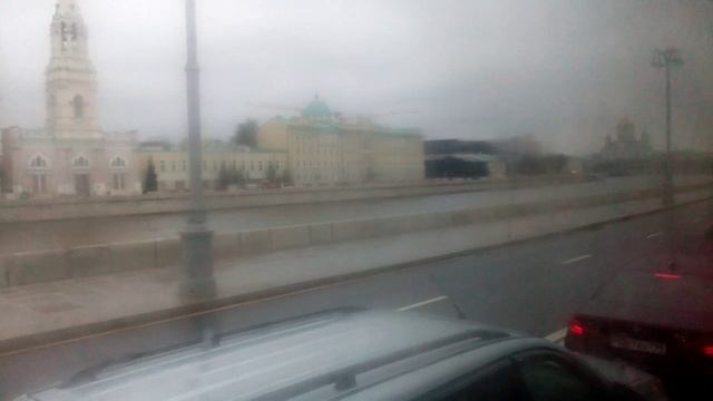 Москва нас встретила ливнем. Обзорная экскурсия по Москве