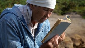 Мама читает