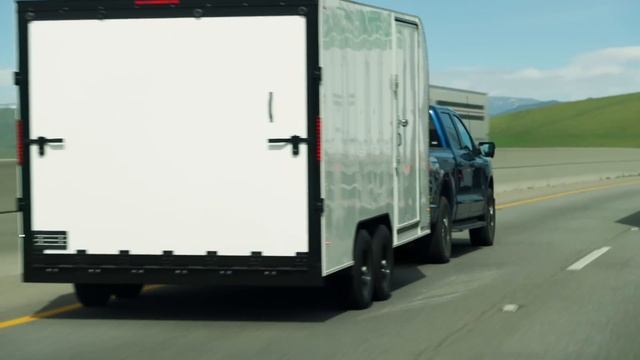 Electric Truck Tow Test: 2022 Rivian R1T vs. 2022 Ford F-150 Lightning | Towing with Electric Truck смотреть онлайн