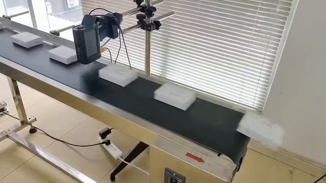 Стационарный каплеструйный маркиратор.
