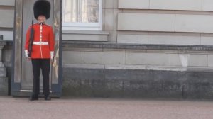 Show - guard of at Buckingham Palace falls. Шоу - Гвардеец Букингемского дворца падает.