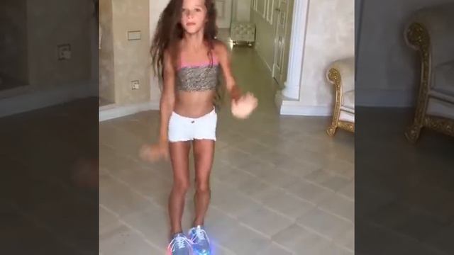 #eroina эроинa - Девочка с великолепной растяжкой танцует - Young girl dance