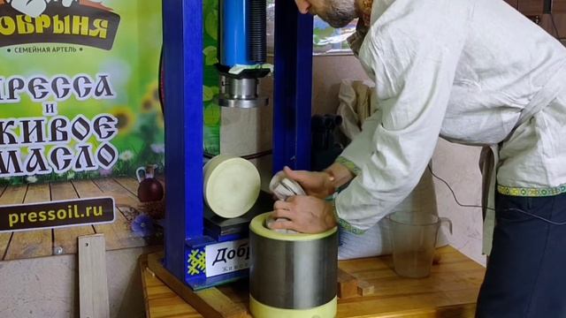 Для тех, кто давит масло! Как засыпать больше семян в бочку 3л. Давлю масла холодного отжима.