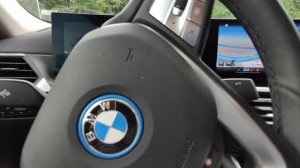 BMW i4 eDrive 40, электромобиль категории премиум. Мониторы и вспомогательные системы в движении.
