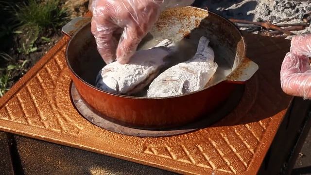 ЖАРЕНЫЕ КАРАСИ в СКОВОРОДЕ на МАНГАЛЕ. Рецепт жареной рыбы. ENG SUB