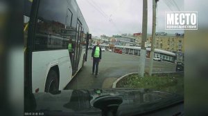 Троллейбус прижал на повороте.