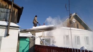 Чистим крышу.......(снегоуборщик)