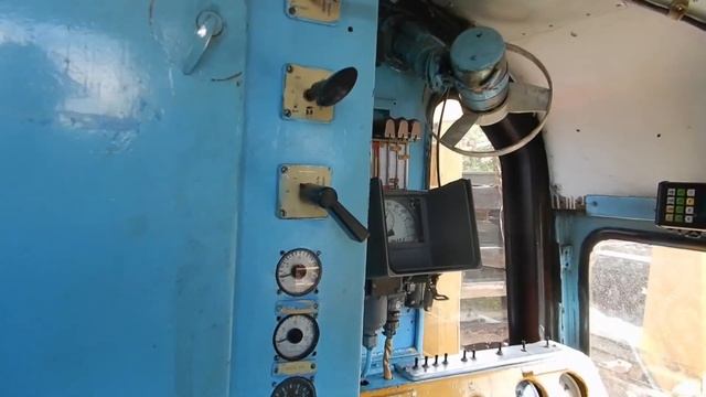 Тепловоз ТГМ7-017. На колее 1065мм. Обзор внутри кабины. смотреть онлайн