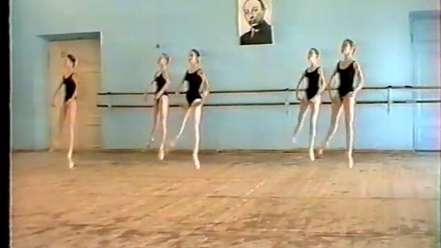 Vaganova Ballet Academy, year 1995, ballet grade 4 - centre, jumps, pointe смотреть онлайн