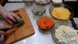 Салат с корейской морковкой и курицей.