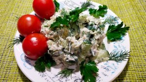 Простой и вкусный салат с авокадо и огурцом заправленный йогуртом.