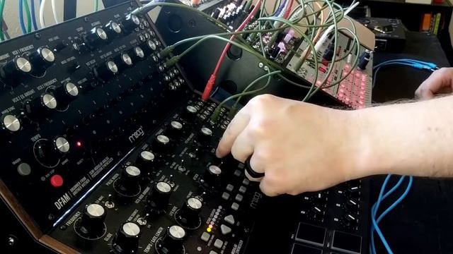 Modular Live Jam #9 4MS SWN, Moog Mother 32, WMD Metron [Bass House] смотреть онлайн