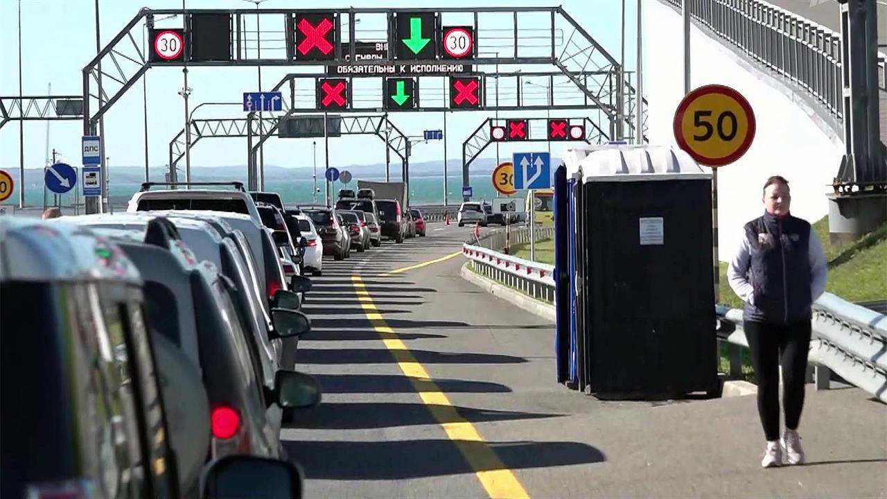 Четыре автомобильных парома и три пассажирских судна обеспечивают сообщение через Керченский пролив