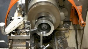 Точим поршни Scania - уменьшаем высоту.