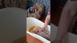 Как купать новорожденных . Ева )))