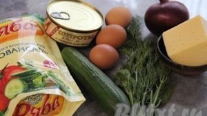 Салат из шпрот с яйцом и огурцом