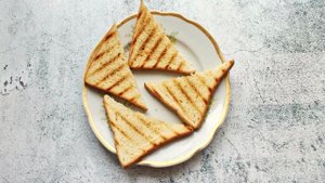 Брускетты с говяжьим языком и корнишонами