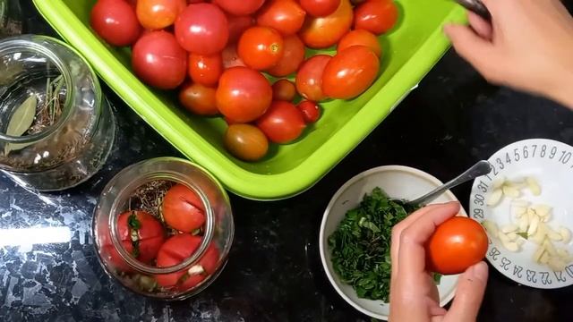 Помідори мариновані, фаршировані зеленню/Marinated tomatoes stuffed greens /Помидоры маринованные