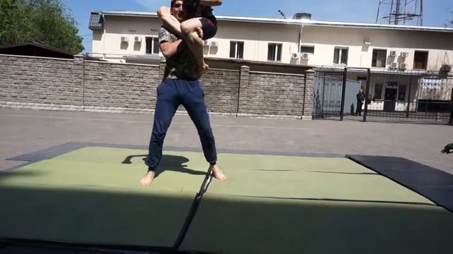 Учащиеся колледжа "Туран" проводят показательные выступления по боевым искусствам! смотреть онлайн