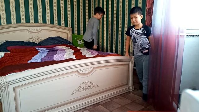 Учимся делать сальто на кровати