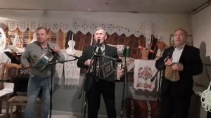 А жизнь моя течёт и катится.