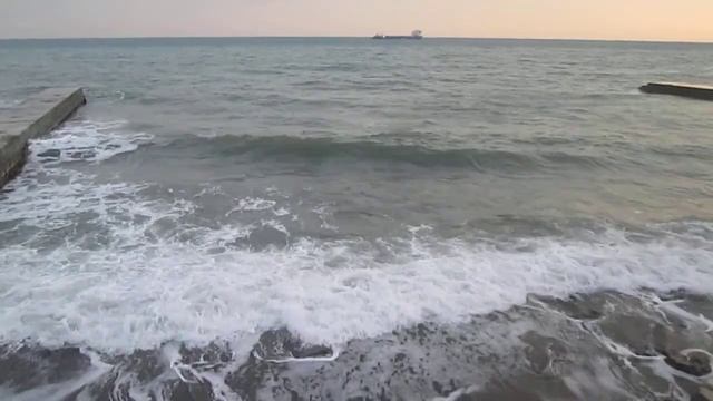 Волны у восточной набережной Алушты (Крым) смотреть онлайн