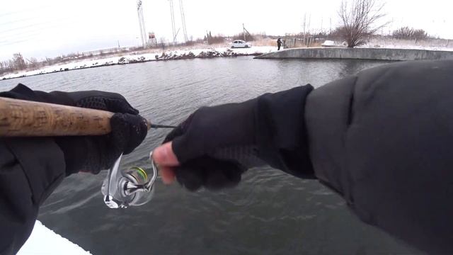Бель на спиннинг зимой! Рыбалка на теплом канале на отводной поводок смотреть онлайн