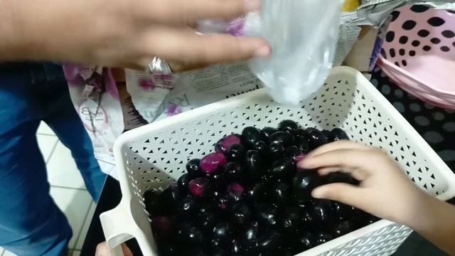 Eating Pakistani Mangos and java plum (#jamun) after so long #pakistanimangoes#pakistanifamily#ksa смотреть онлайн