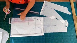 Модное летнее платье из льна. Моделирование, раскрой и первая примерка.mp4