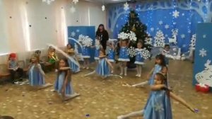 Танец вьюги со снежинками и лентами.