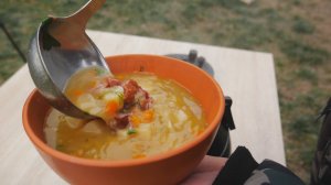 Гороховый суп с копченостями и беконом в афганском казане.