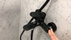 Черные поверхности в санузле: смесители, столешница, плитка, покраска