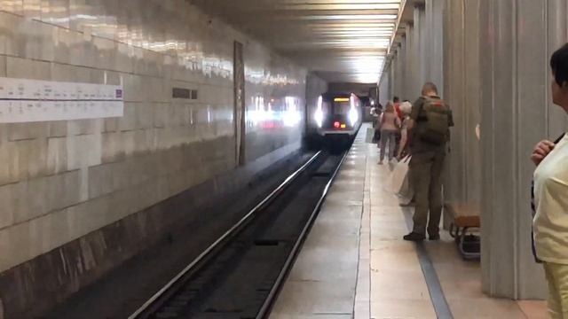 81-765/766/767 Москва На станции Октябрьское поле С Приветливым пассажиром смотреть онлайн