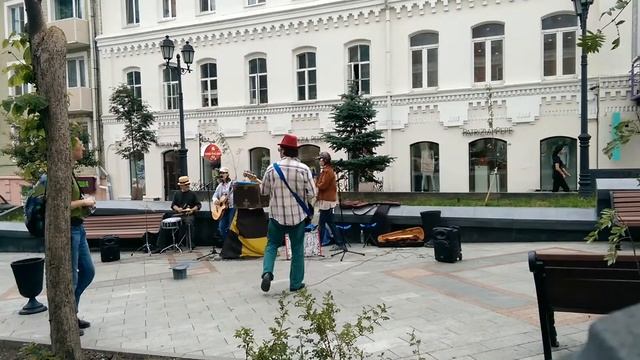 Уличные музыканты на Арбате во Владивостоке