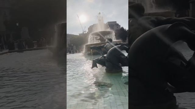 Fountain at Trafalgar Square in Central London смотреть онлайн