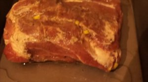 Запекаю свинину замаринованную в луке