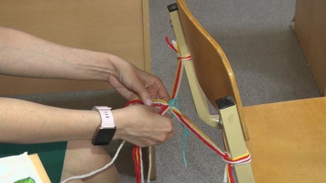 Изготовление украшений в традиционной технике полотняного плетения.mp4